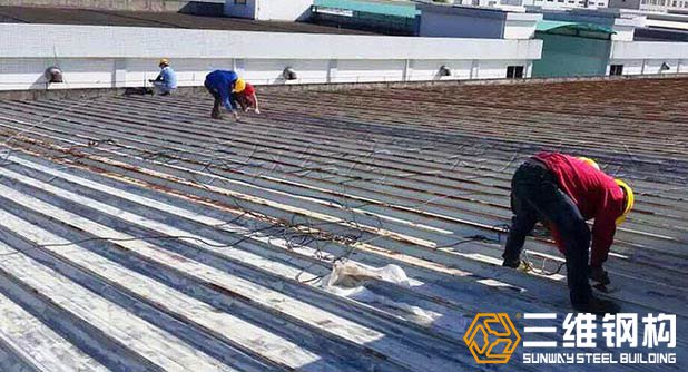 第二步對鋼結(jié)構(gòu)屋面腐蝕地方進(jìn)行除銹