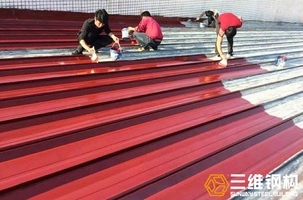 第三步對鋼結(jié)構(gòu)屋面進(jìn)行刷防銹漆等等