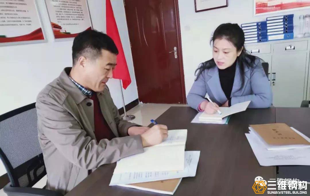 楊書(shū)記與黨支部委員正在談話中